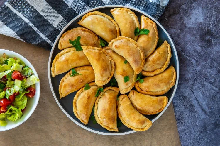 Un plat d'empanadas vu du dessus