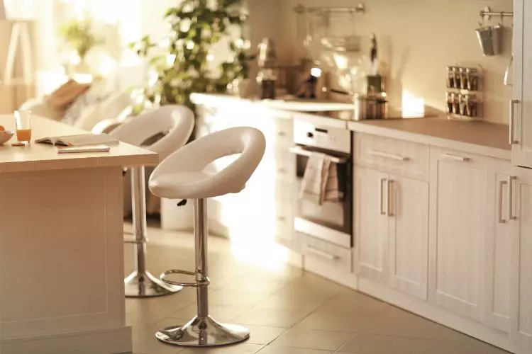 Tabouret haut réglable, de couleur blanc