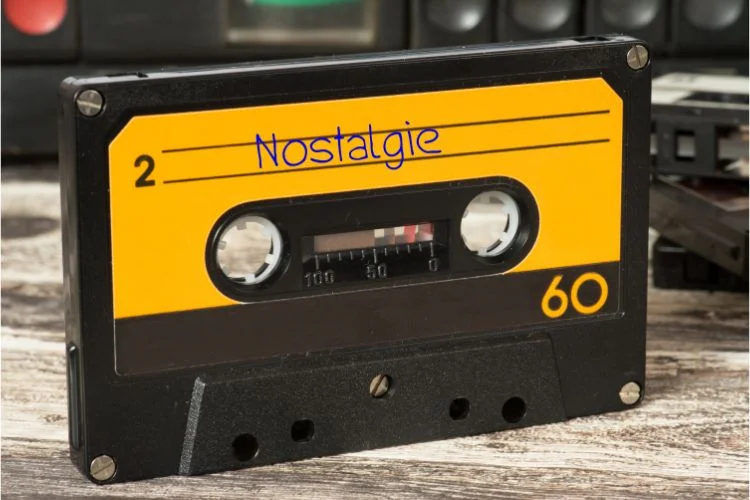 Une cassette jaune et noire des années 60.
