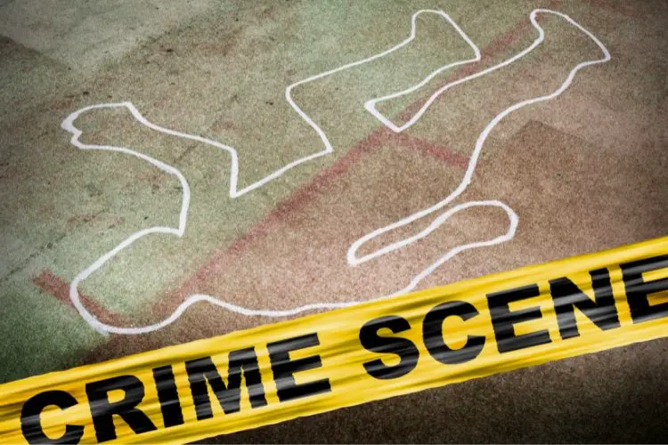 Scène de crime, dessin d'un corps à la craie sur le sol