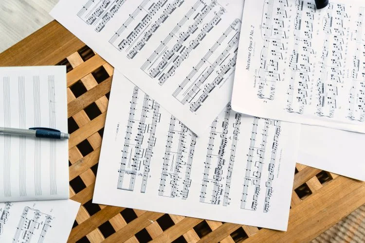 Des partitions de musique en solfège sur une table.