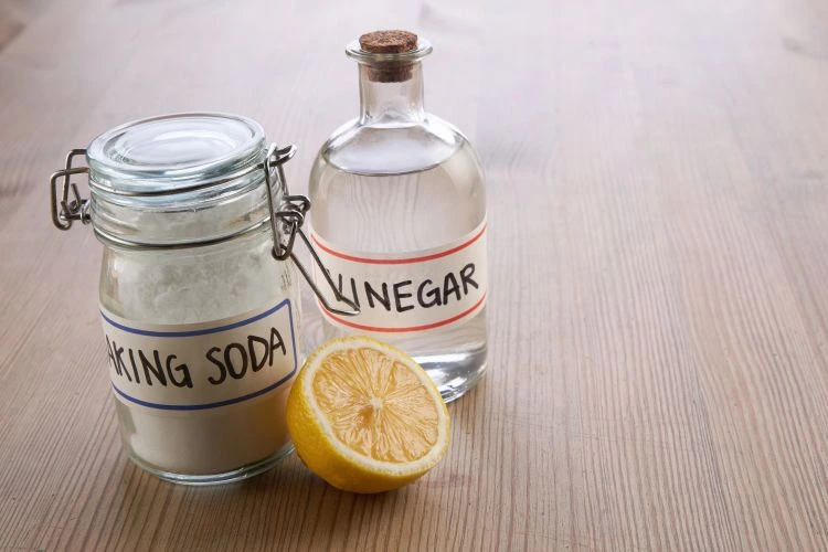 Recette d'anticalcaire pour la salle de bain avec du citron, vinaigre et bicarbonate de sodium