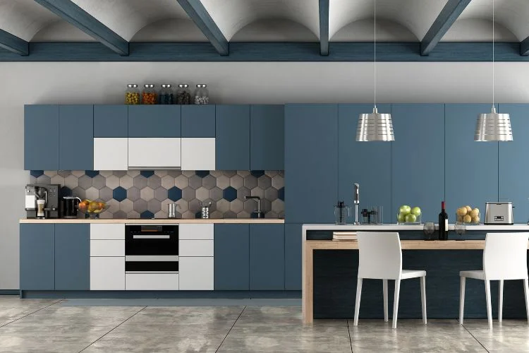 Une cuisine bleu polaire combinée avec du blanc et du noir