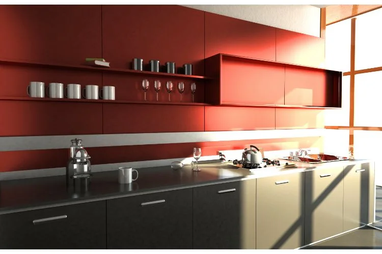 Une cuisine au mur rouge et au meuble noir