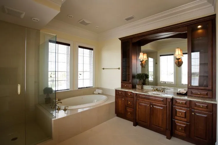 Salle de bain traditionnel avec du bois et du travertin
