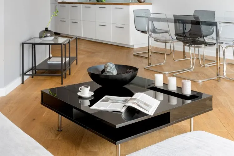 Table à manger basse dans un salon