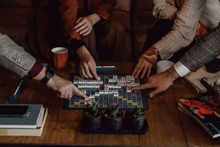 Des amis jouant aux jeux de société