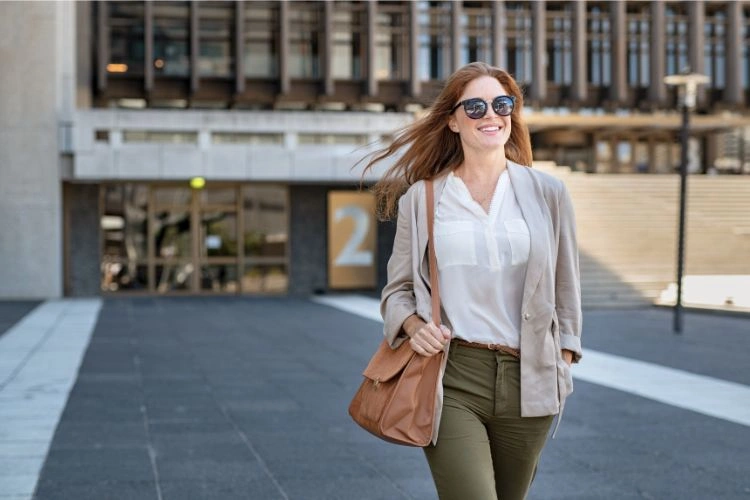Femme marchant en extérieur pour aller faire un truc