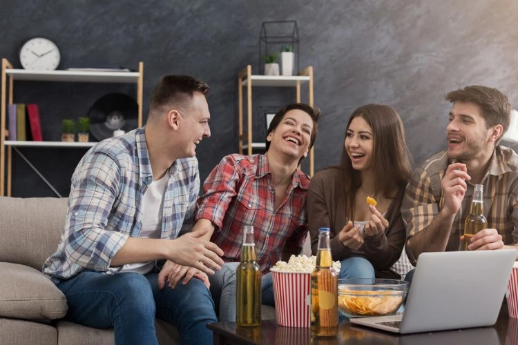 Petit groupe d'amis jouant au jeu du quart de singe