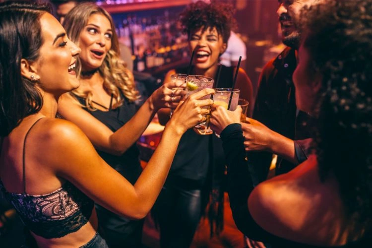 Personnes en pleines fête