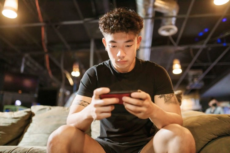 Homme en train de jouer à Tombe Raider