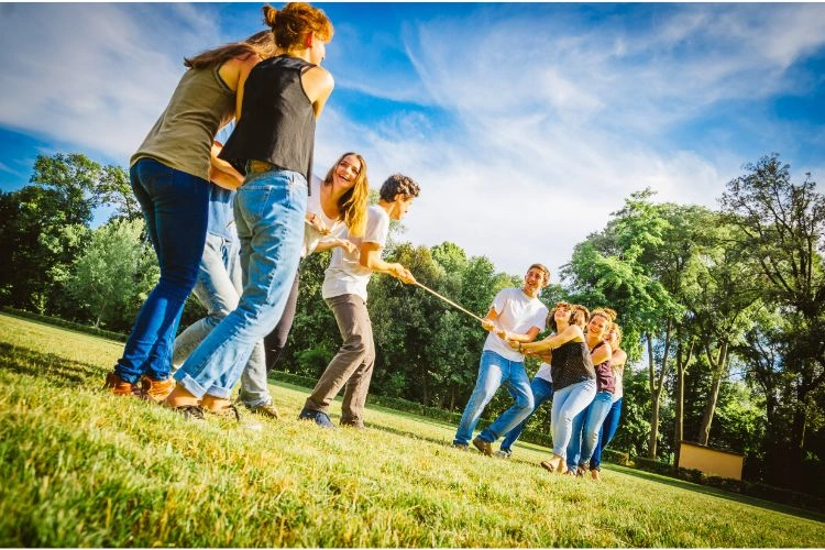 Groupe d'amis jouant au tir à la corde