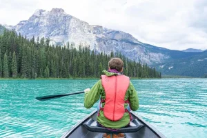 Homme faisant du canoë sur un lac de l'Ouest canadien
