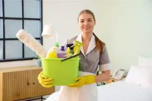 Femme de ménage prête à travailler