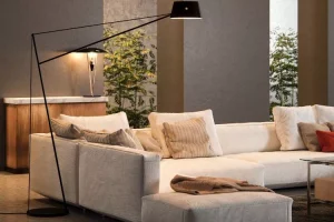 Salon sombre éclairé par des luminaires