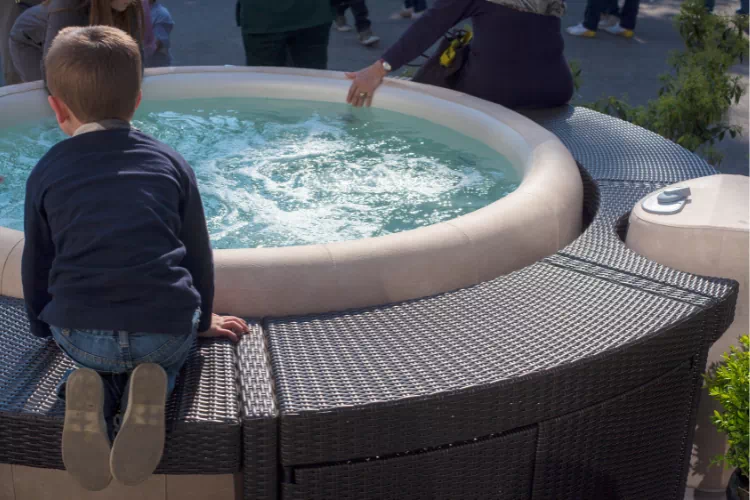 Spa gonflable en plein jardin prêt à l'utilisation