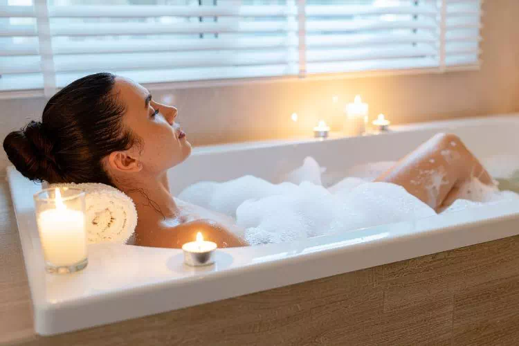 Femme prenant un bain moussant