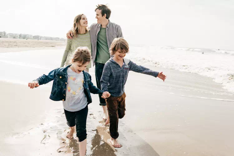 Famille en voyage très heureuse