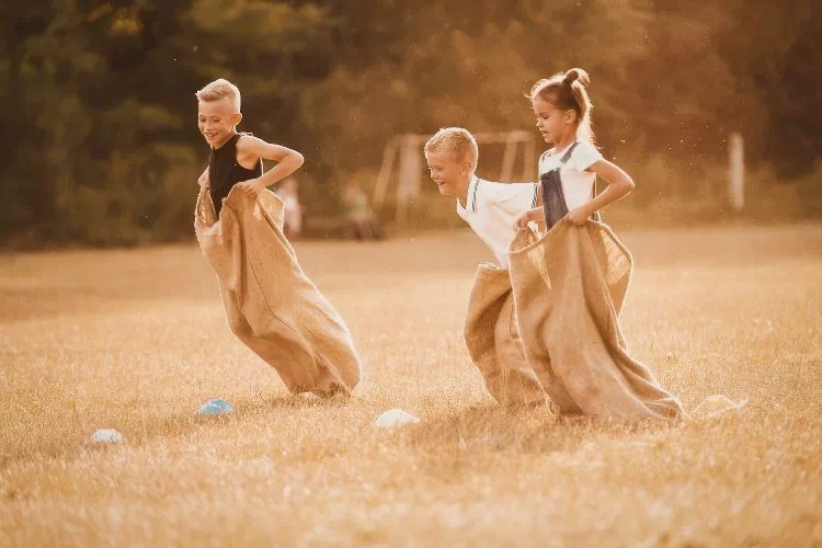 Enfants jouant à la course en sac