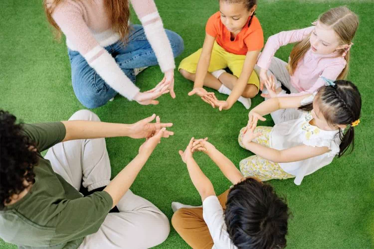Jeu de l'intrus entre enfants