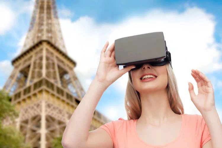 Jeune fille regardant les origines de Paris en réalité virtuelle
