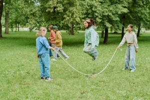 Enfants jouant à la corde à sauter
