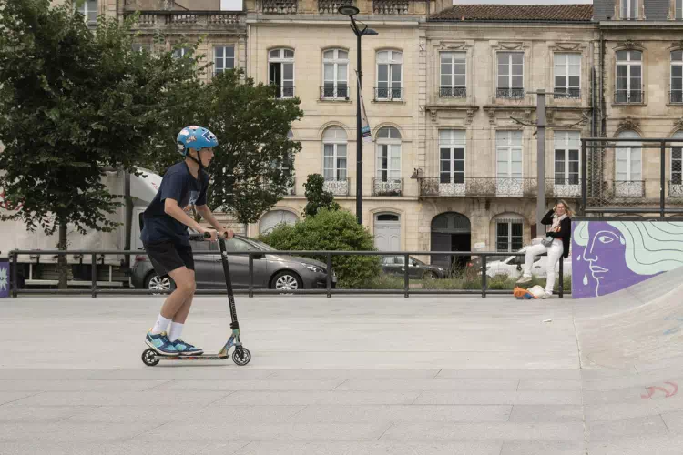 Jeune homme faisant du skate à Bordeaux