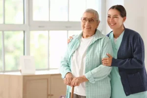 Vieille personne heureuse à la maison