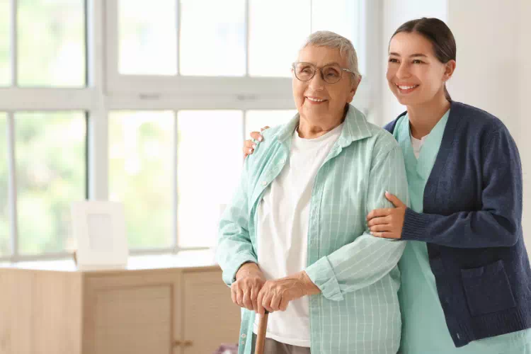 Vieille personne heureuse à la maison