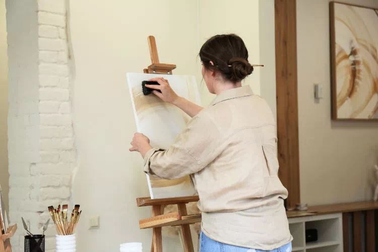 Femme en train de peindre à l'éponge