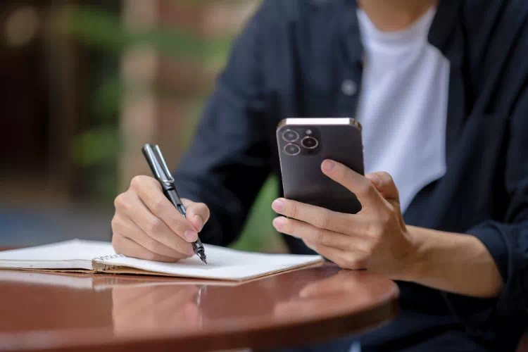 Personne écrivant un texte