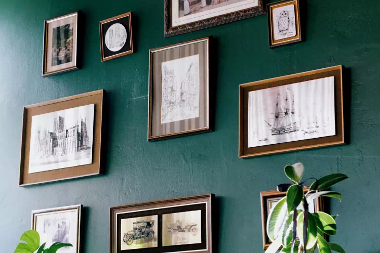 Beaux cadres posés sur un mur