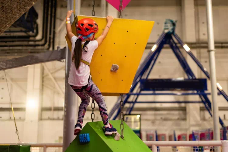Enfant faisant de l'escalade