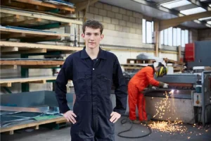 Jeune apprenti dans une usine