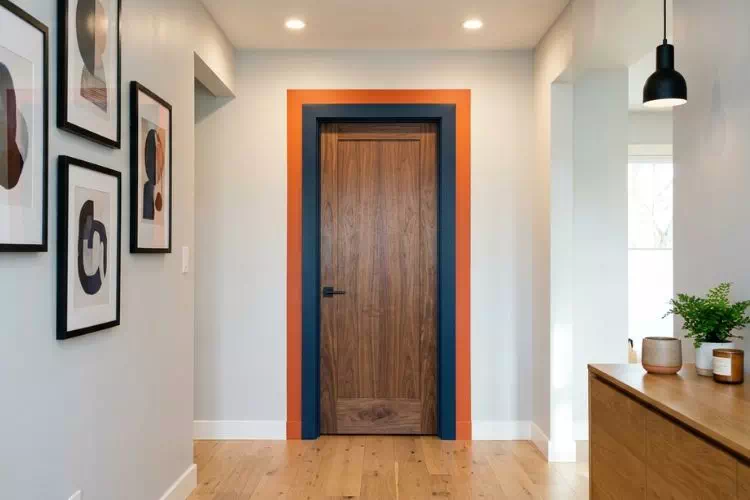 Peindre une porte et son encadrement de deux couleurs