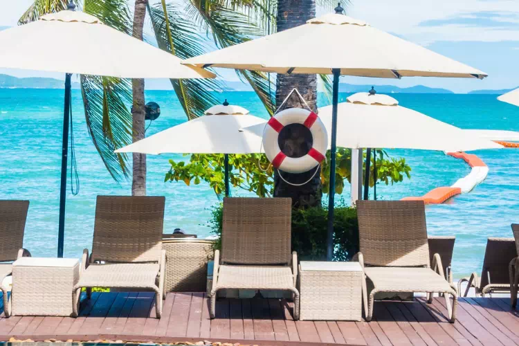 Transat d'un hôtel en bord de mer