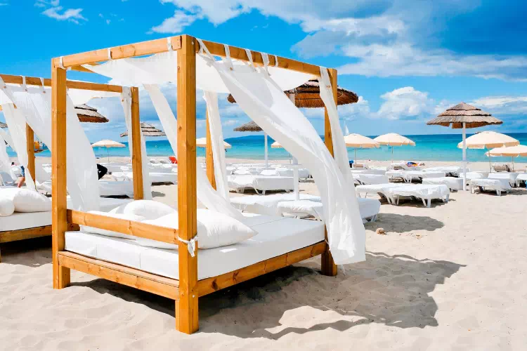 Belle plage d'un hôtel