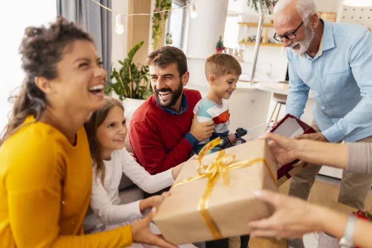 Famille heureuse qui reçoit des cadeaux