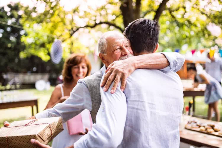 Fils qui offre un cadeau à son père âgé
